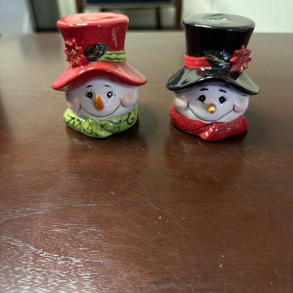 Ceramic Snowman Salt & Pepper Shaker Set Red Black Hats Christmas Novelty
